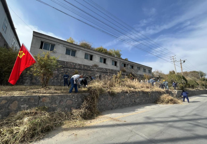 有工投黨員干部、團(tuán)員青年的耕耘那處便是公司最美麗的一角-----物產(chǎn)工投公司開(kāi)展環(huán)境專項(xiàng)整治主題黨日、團(tuán)日活動(dòng)