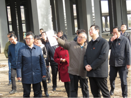 省委常委、西寧市委書記王曉在青海省物產(chǎn)集團總公司黨委書記、總經(jīng)理王玉輝陪同下，深入青海物產(chǎn)朝陽物流園區(qū)。